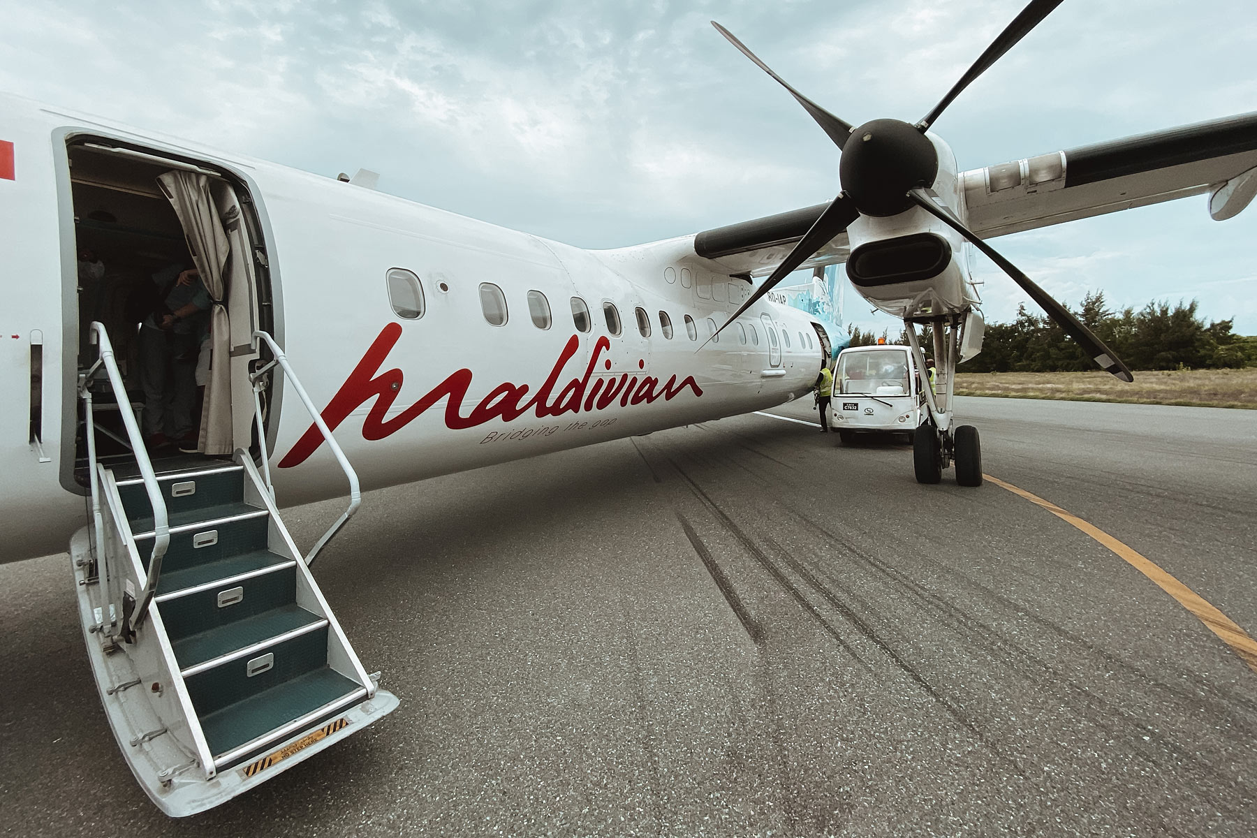 malediven inlandsflug maldivian propellermaschine travel blog sunnyinga