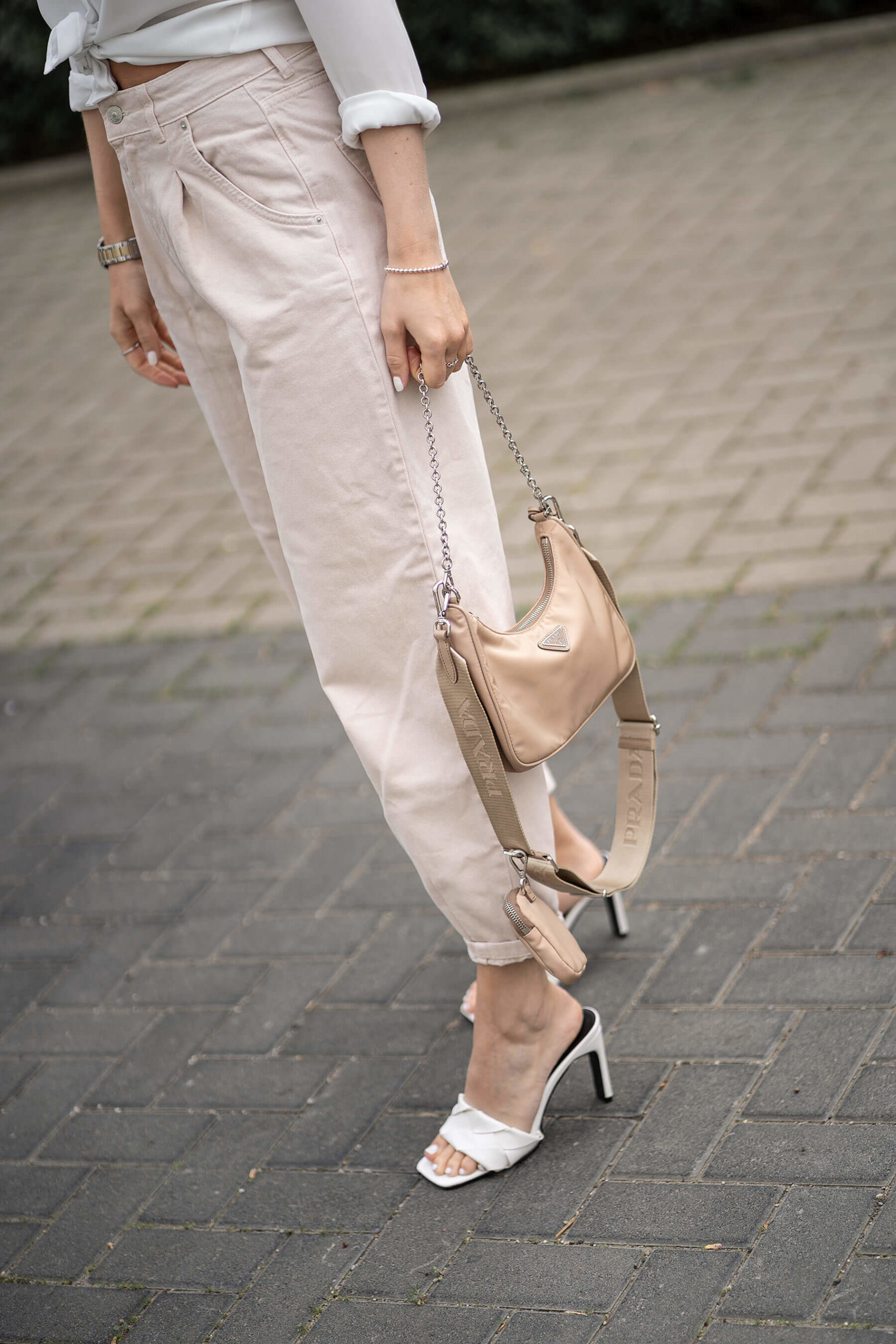 outfit mules sommer trend beige prada tasche sunnyinga
