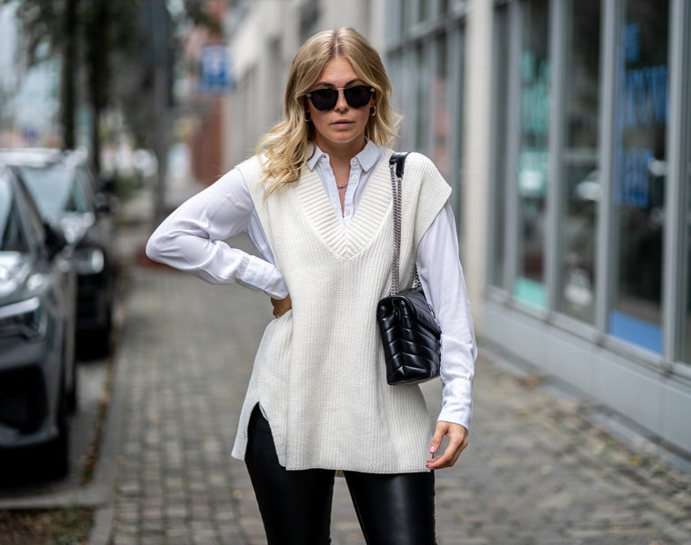 strickweste weiß outfit bluse lederleggings fashion blogger sunnyinga