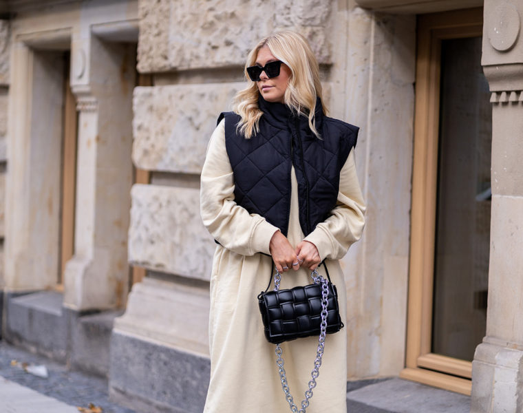 outfit kurze weste schwarz kleid fashion blogger inga brauer sunnyinga