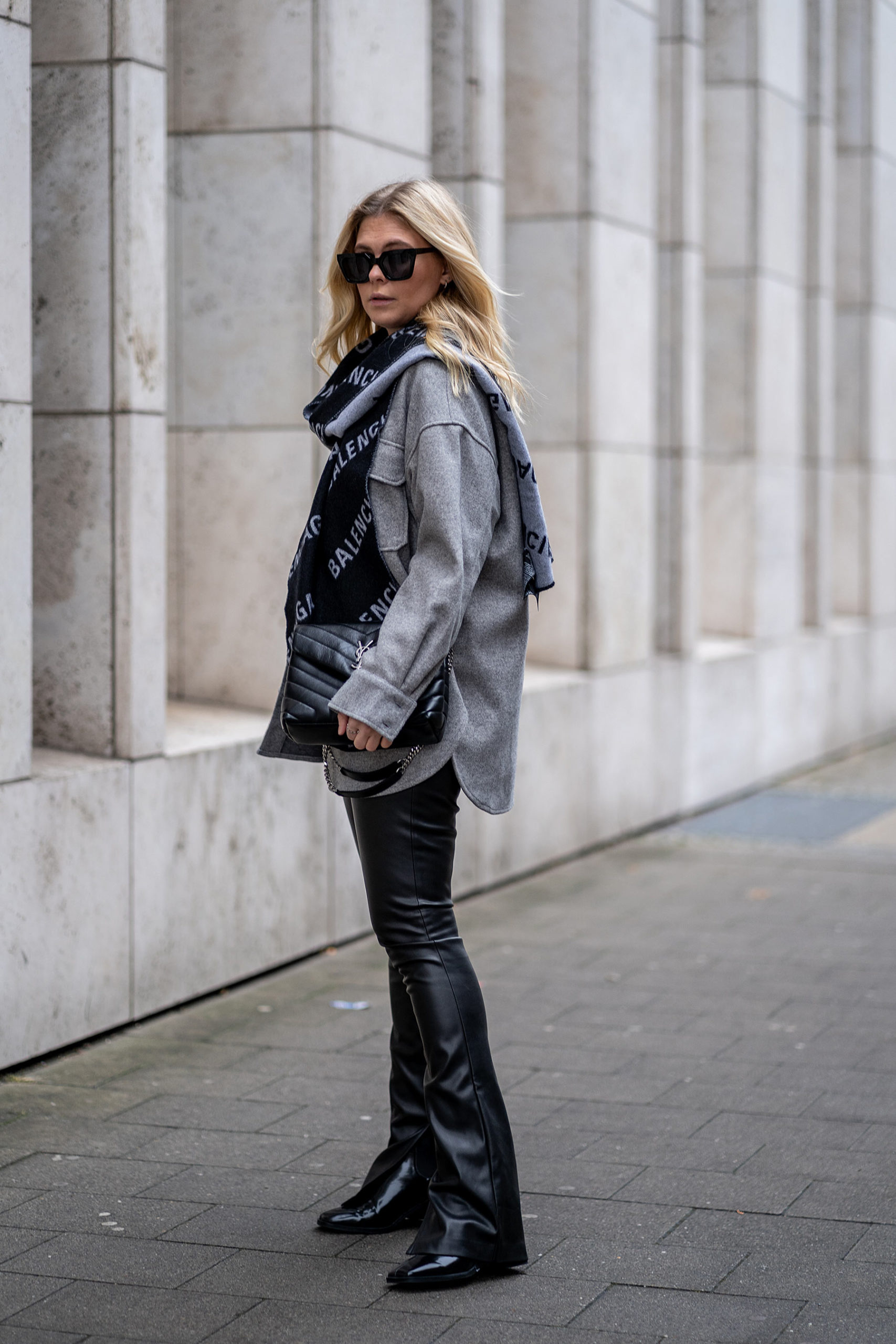 fashion blogger inga brauer düsseldorf balenciaga schal lederhose outfit winter