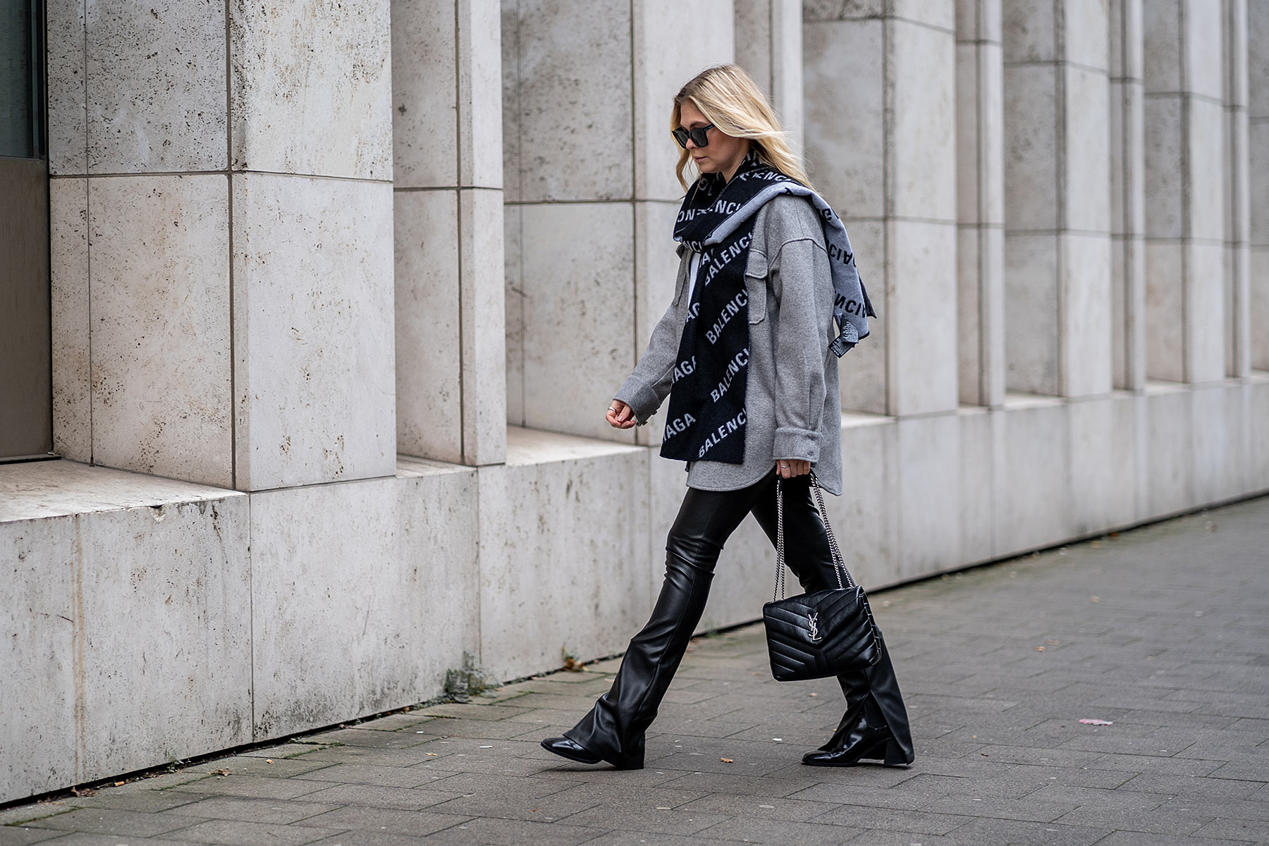 winter outfit balenciaga schal schwarz grau logo-print bloggerin inga brauer