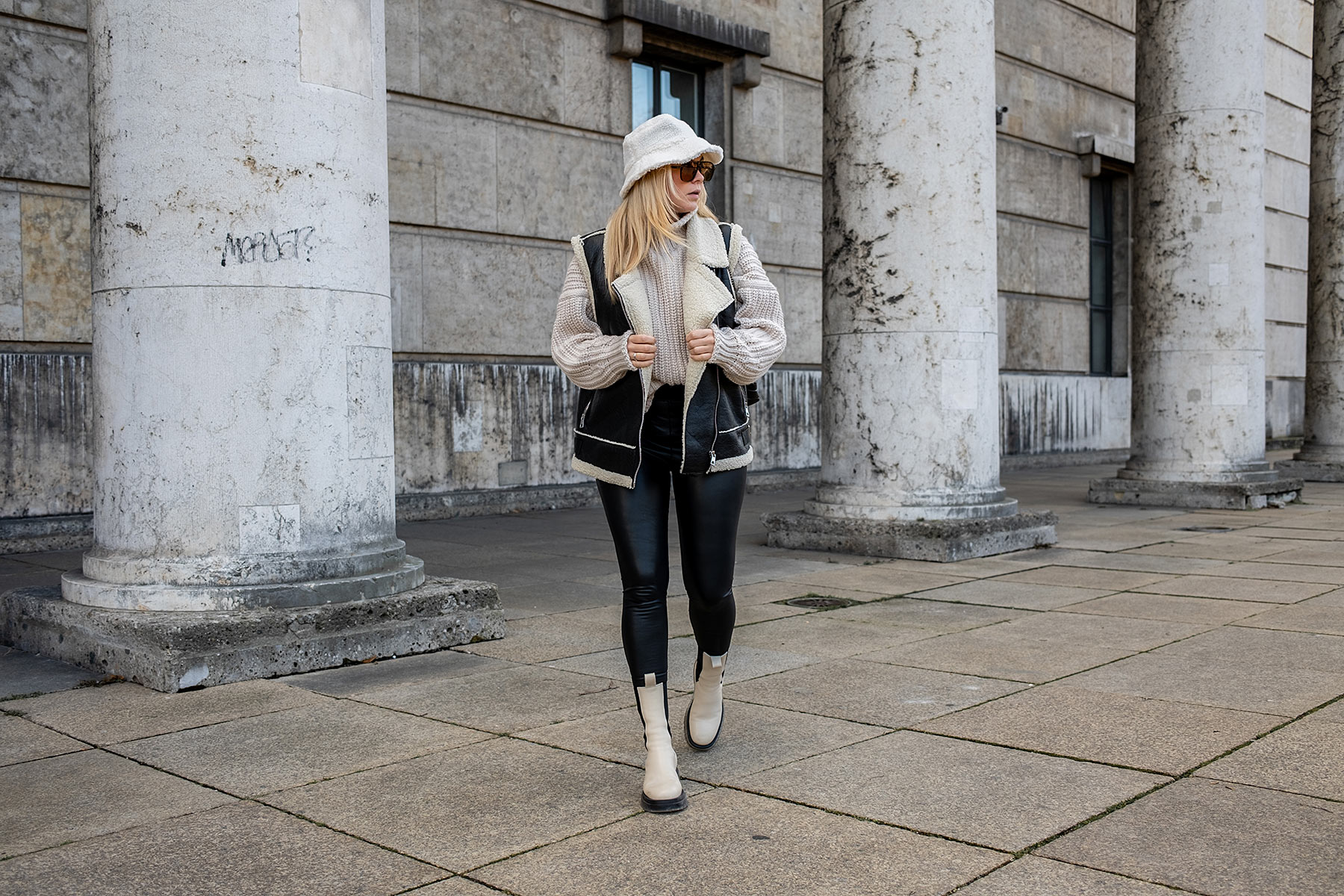 winter outfit copenhagen studios boots outfit schwarz beige sunnyinga