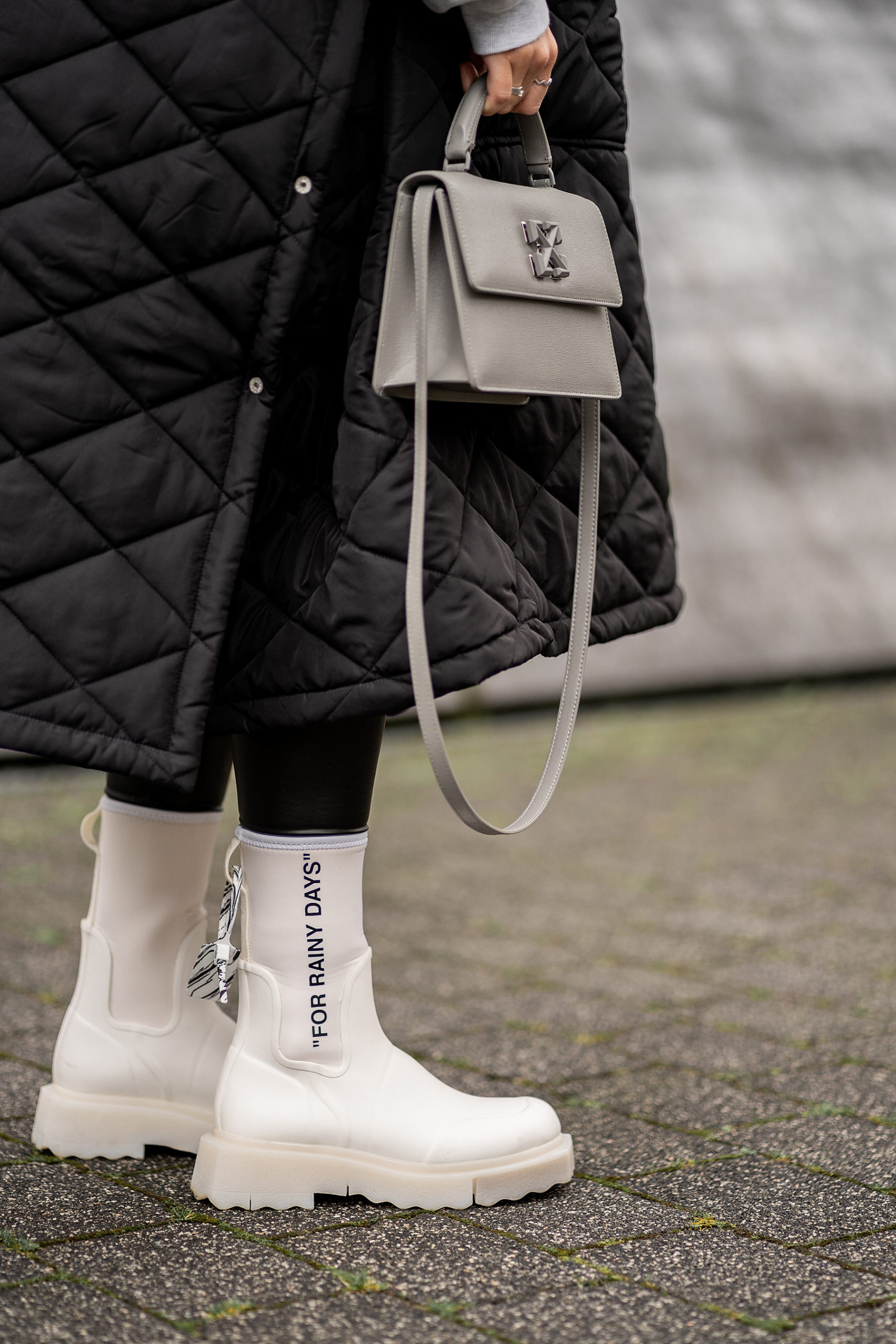 off white boots for rainy days outfit fashion blogger inga brauer