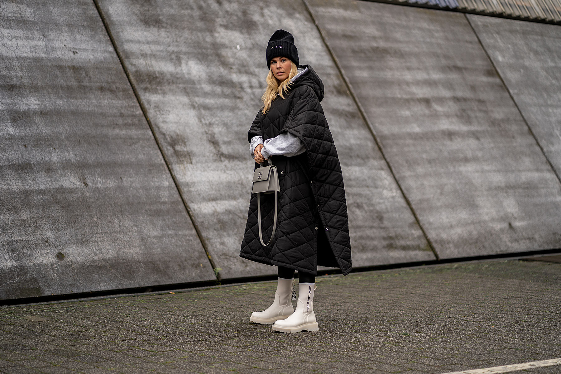 winter outfit puffer cape schwarz off white accessoires sunnyinga