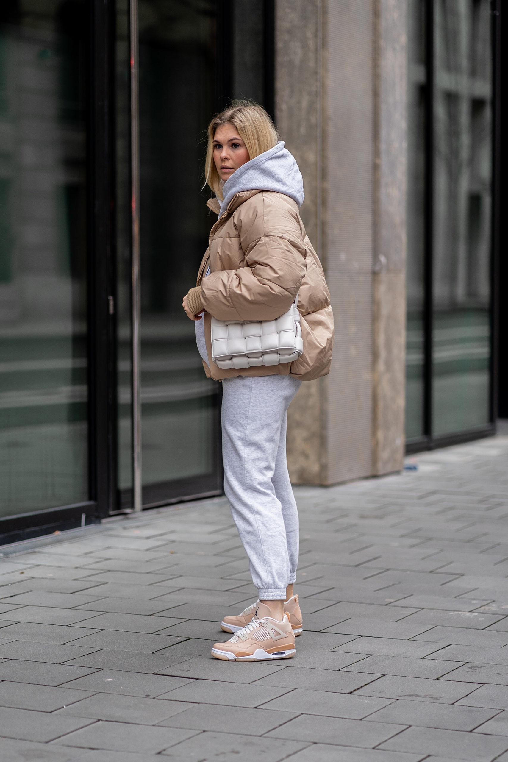 fashion blogger düsseldorf inga brauer outfit puffer jacket jogginganzug jordan 4 shimmer