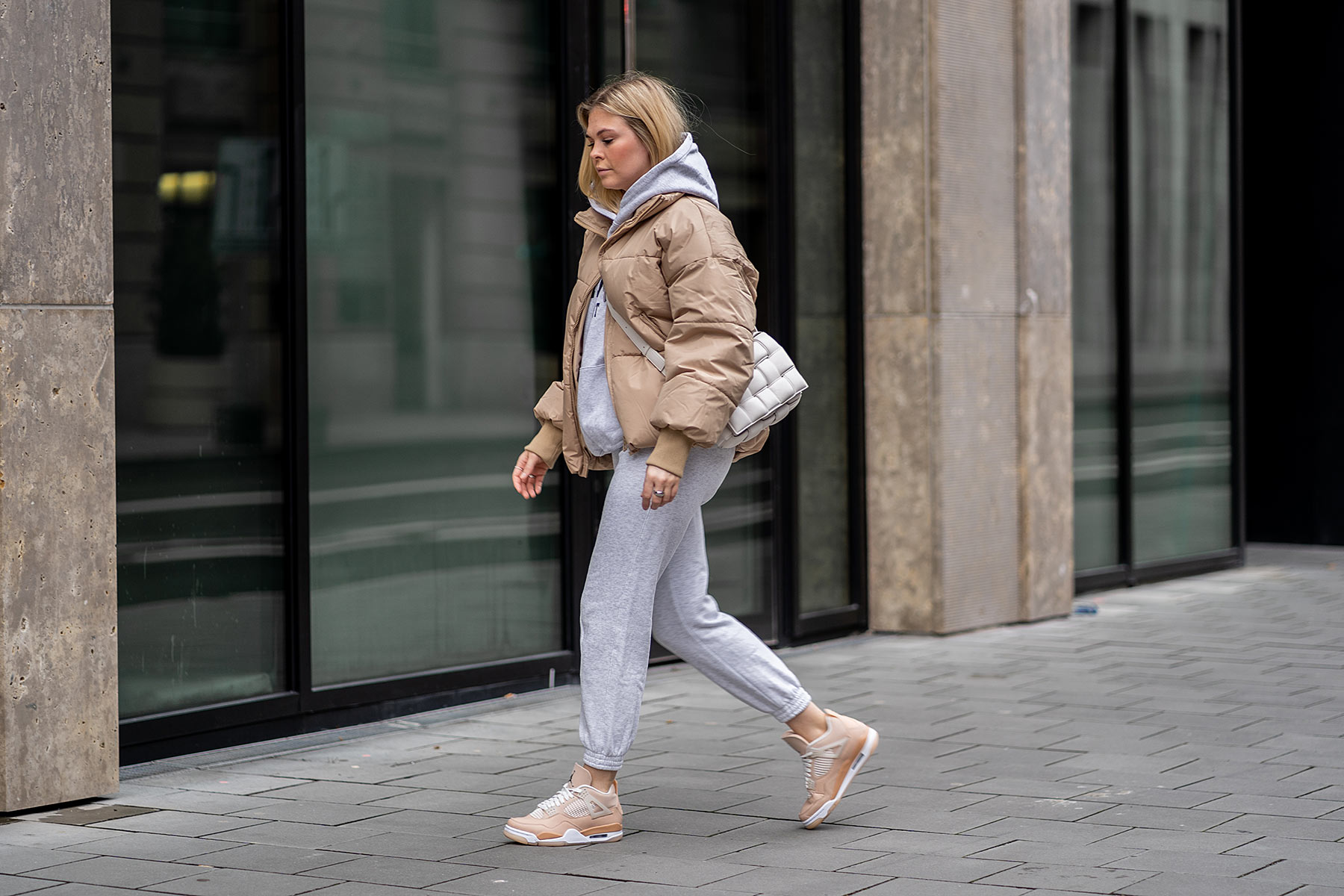 outfit puffer jacket jogginganzug jordan 4 fashion blogger düsseldorf inga brauer sunnyinga