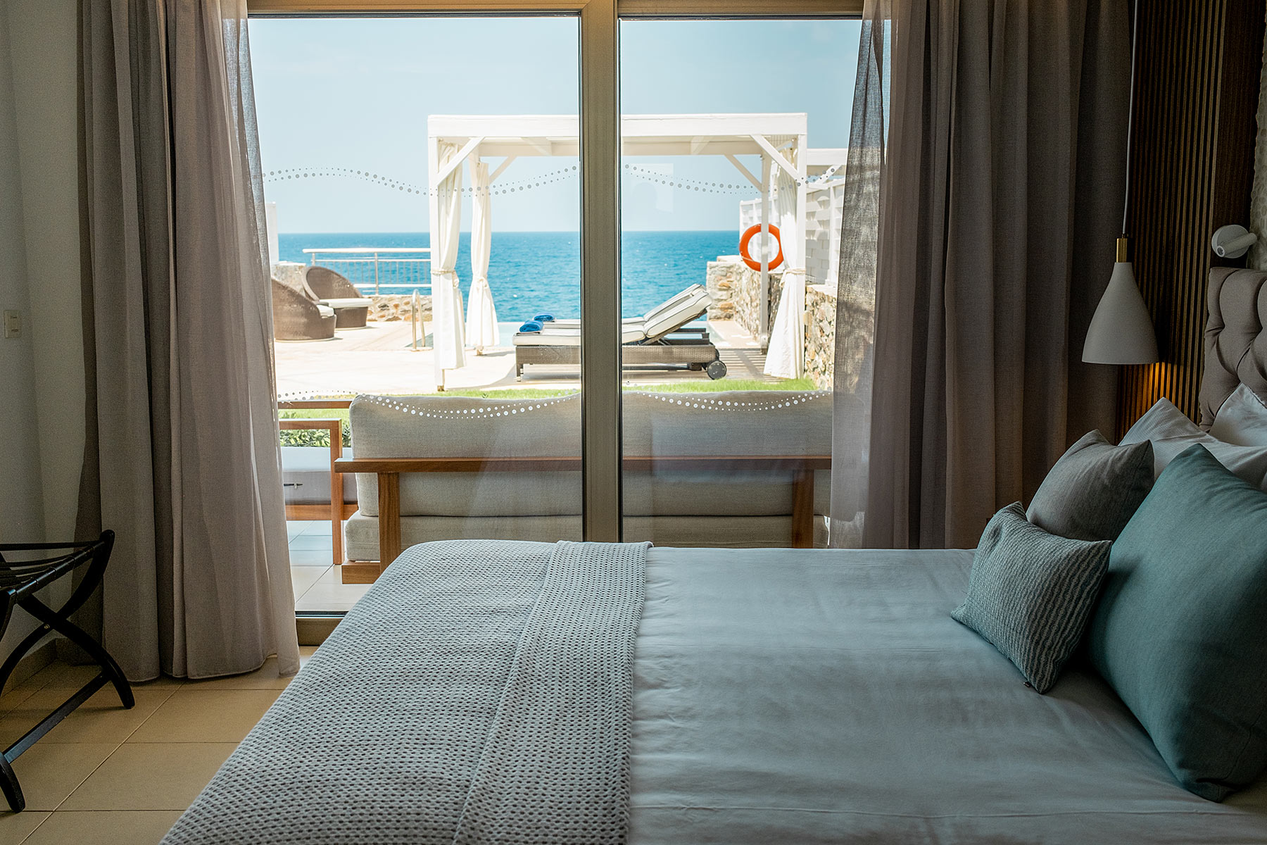 zimmer luxury suite sea front pool royal blue resort kreta hotel travel blog sunnyinga