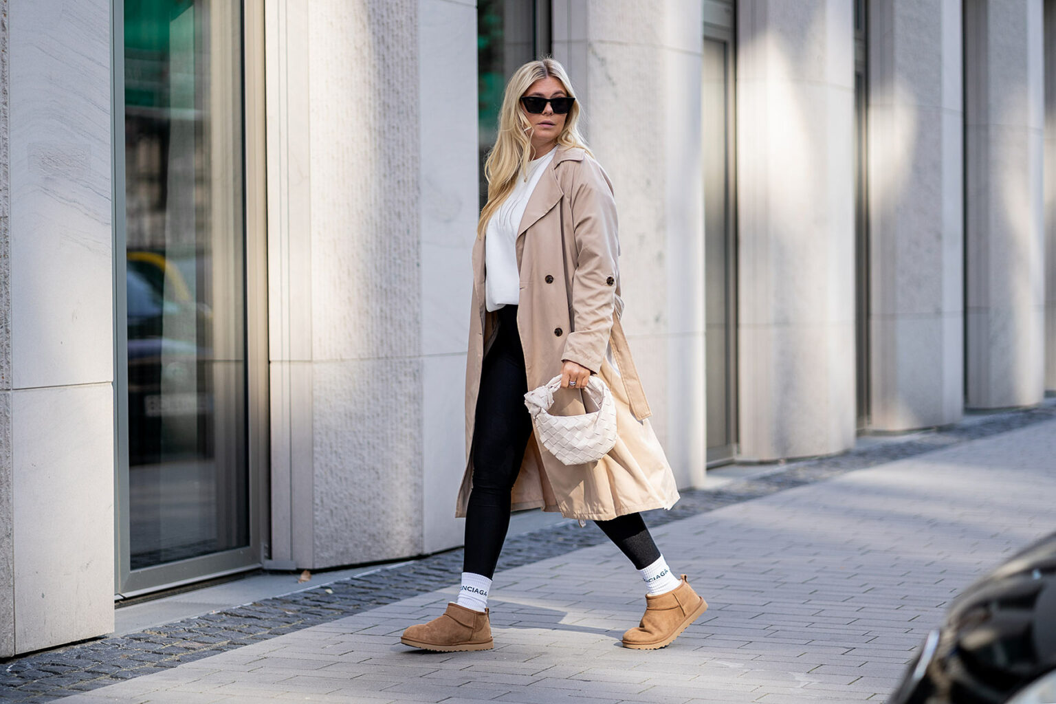 Outfit UGG Ultra Mini Boots x Tennissocken & Trenchcoat Blog