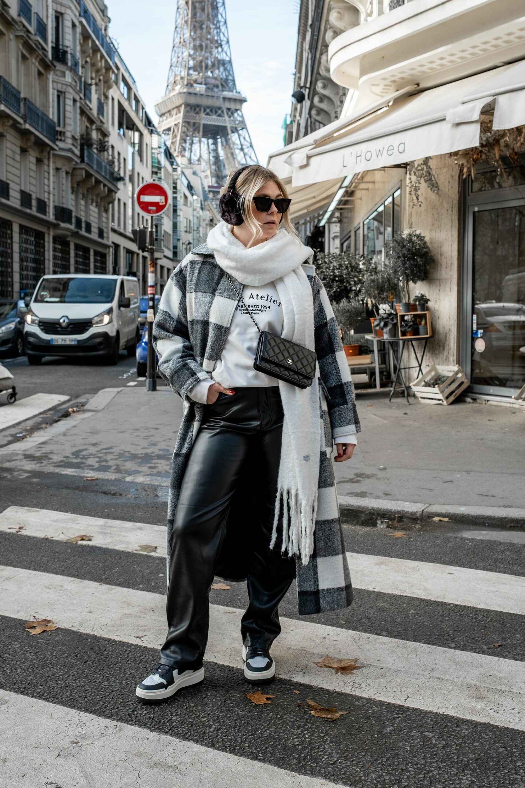 inga brauer fashion influencer paris ohrenwärmer outfit winter