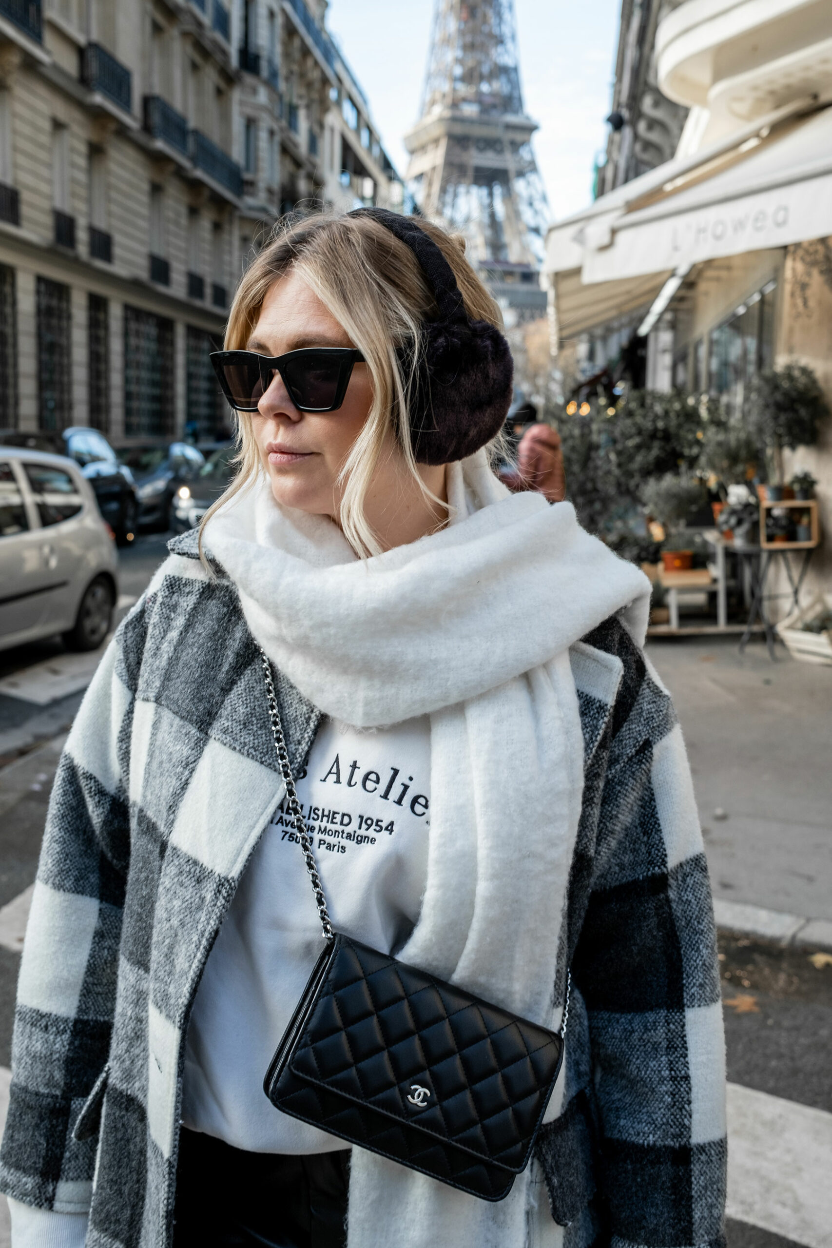 ohrenwärmer outfit kombinieren fashion influencer paris sunnyinga