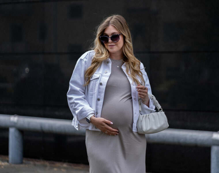 schwangerschaftsoutfit midikleid jeansjacke weiß influencer düsseldorf inga brauer