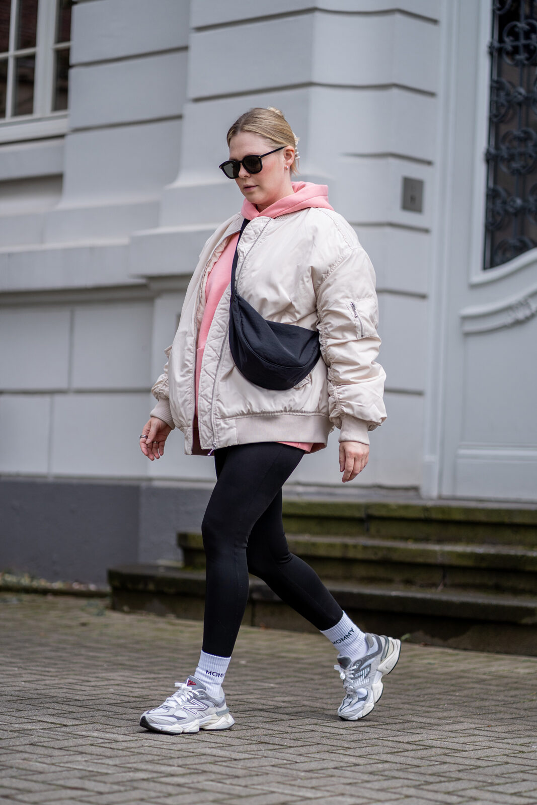 fashion influencer düsseldorf inga brauer mommy style outfit new balance 9060 sneaker