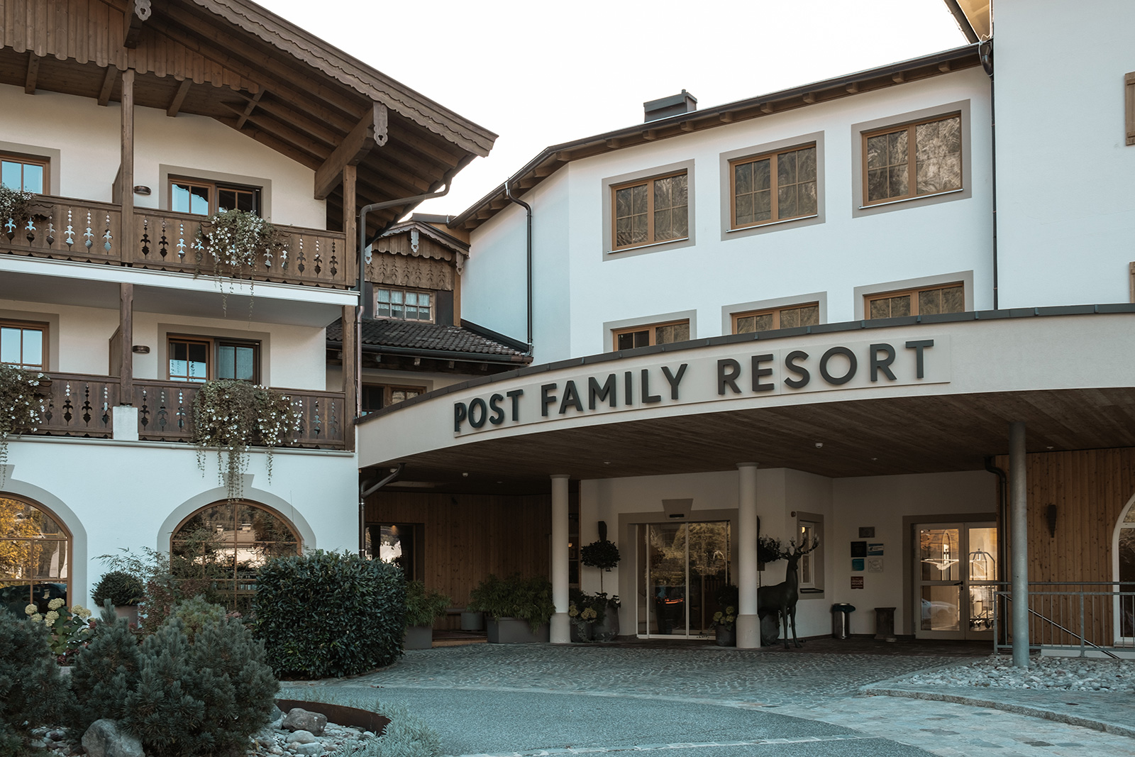 eingang  post family resport österreich familienhotel