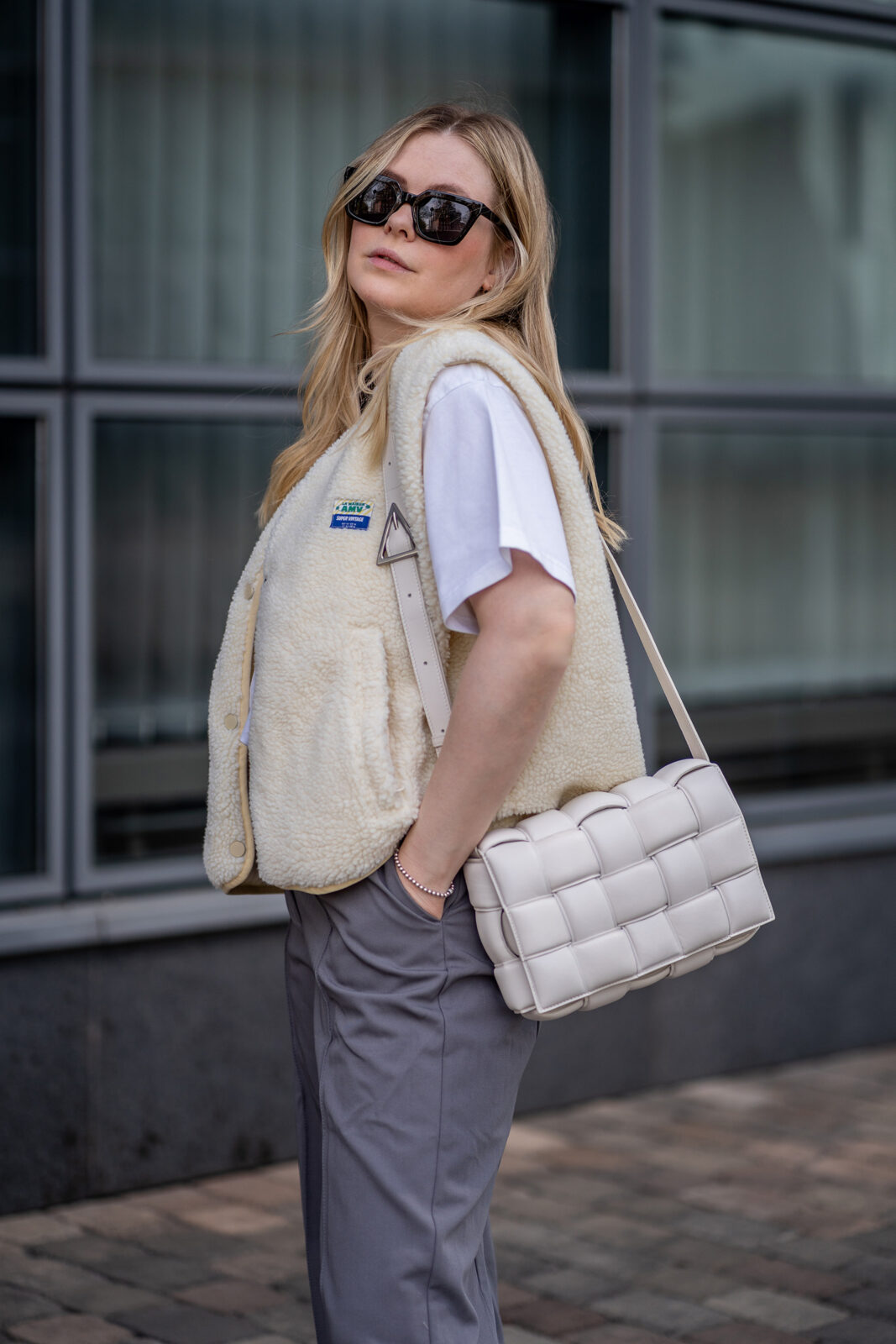 bottega veneta cassette bag weiss outfit sunnyinga