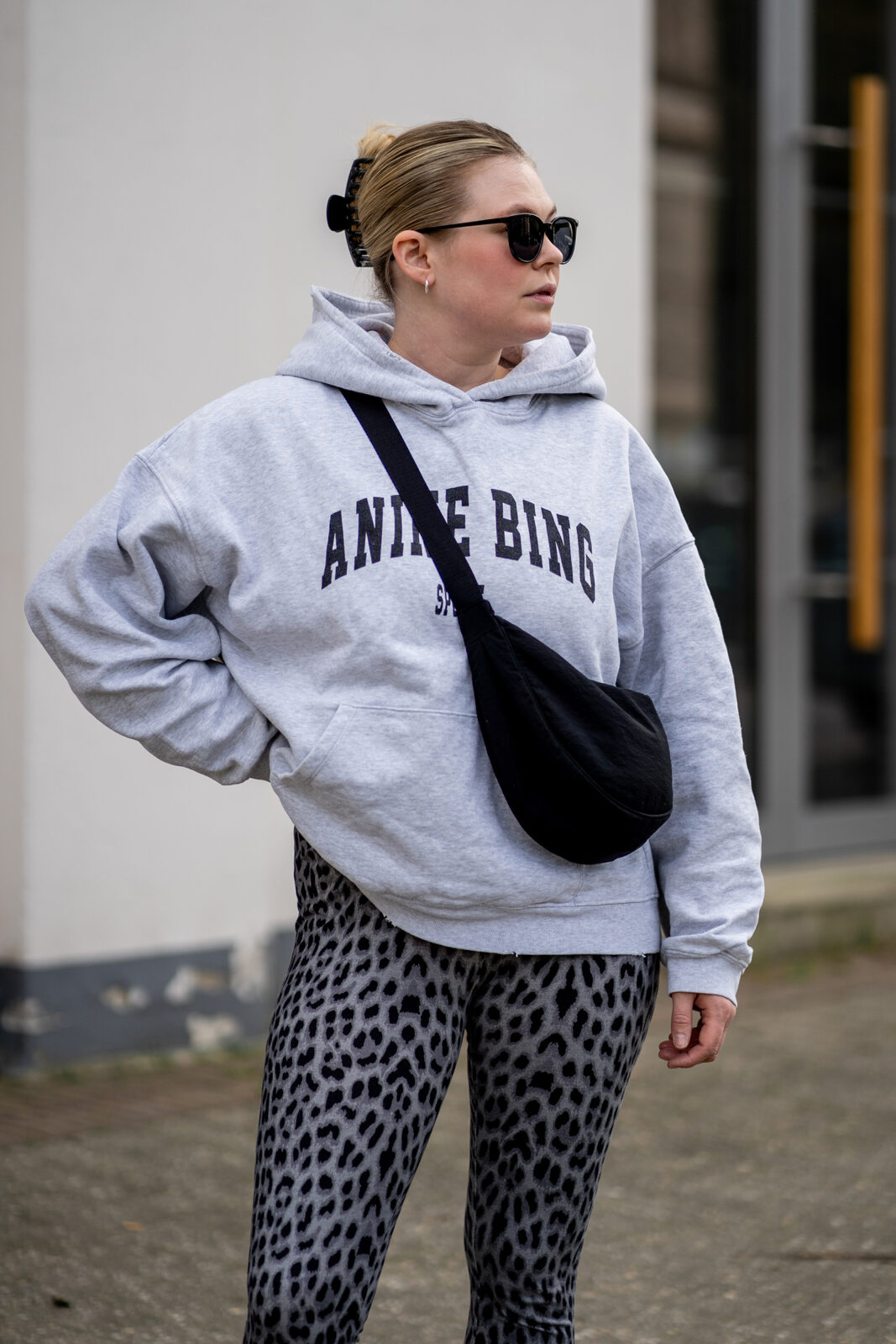 anine bing hoodie grau outfit influencer inga brauer