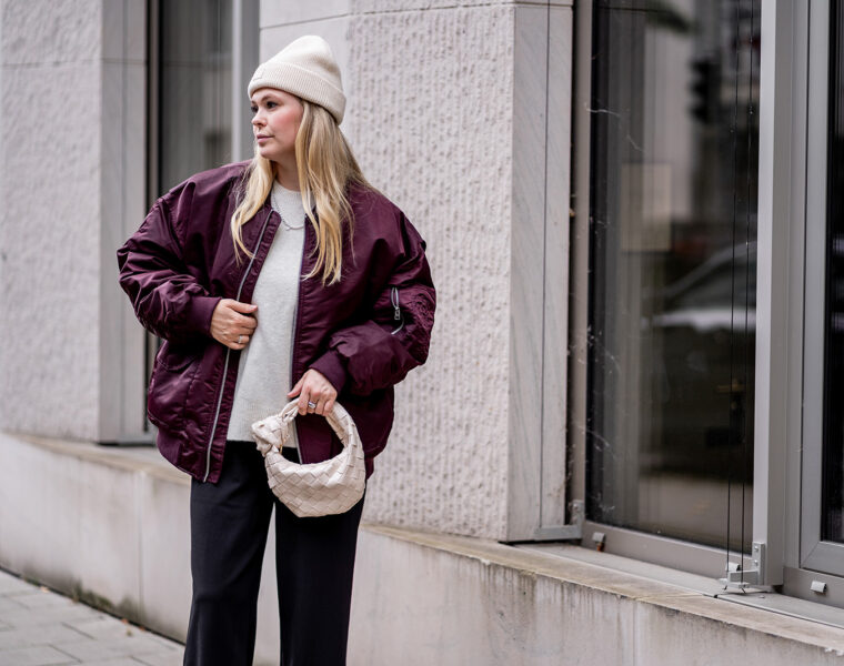 outfit burgunder bomberjacke herbst fashion influencer inga brauer