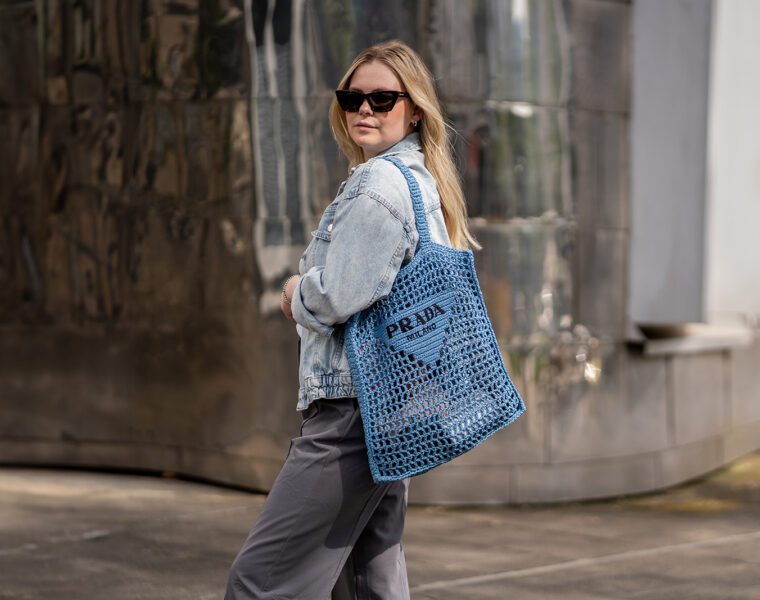 prada gehäkelte tote bag blau sommer strandtasche sunnyinga