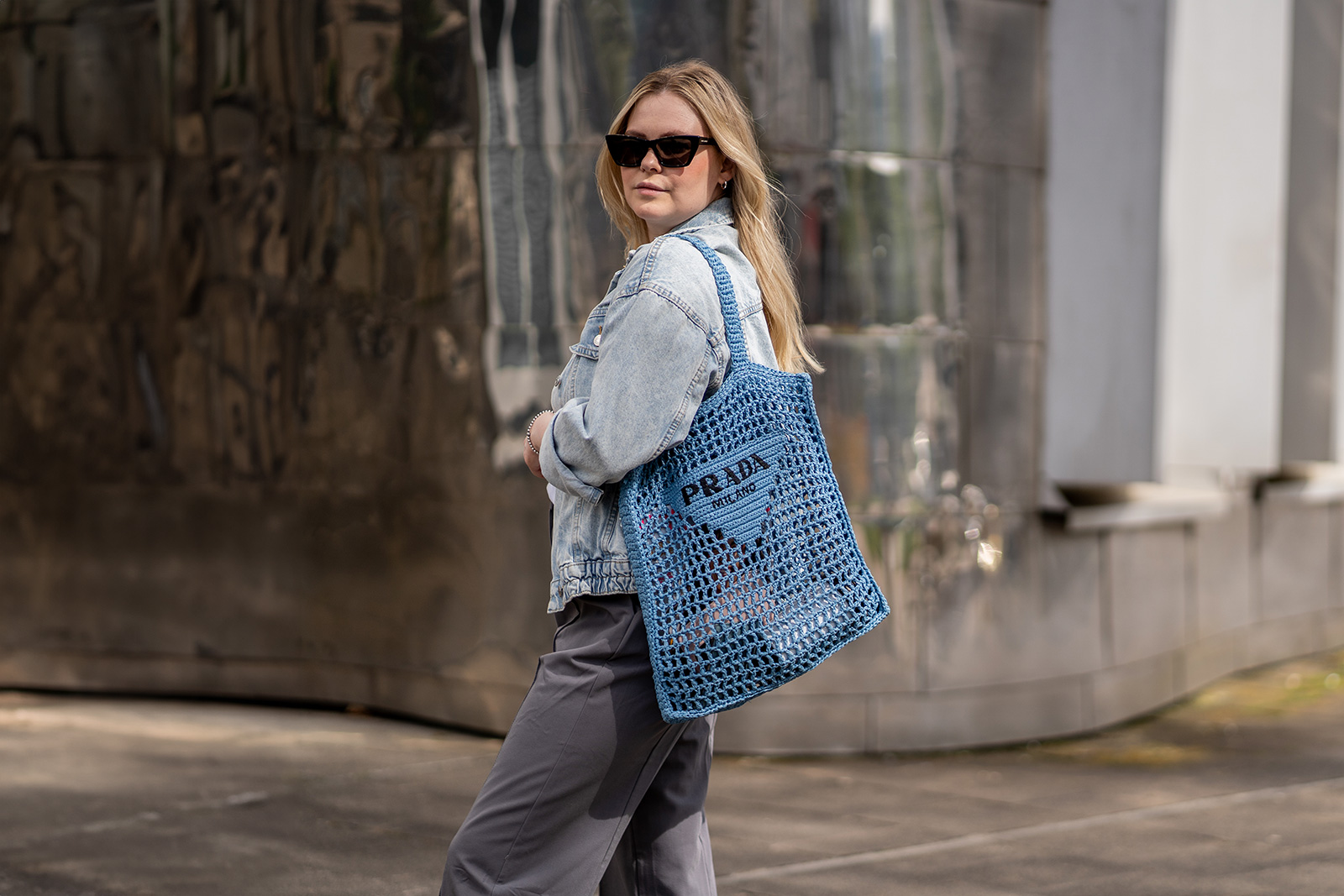 prada gehäkelte tote bag blau sommer strandtasche sunnyinga