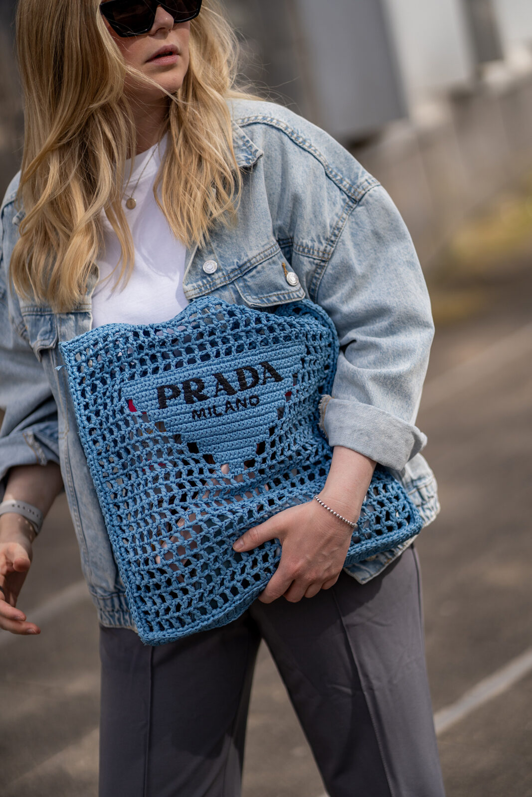 prada tasche blau tote bag sommer shopper aus bast