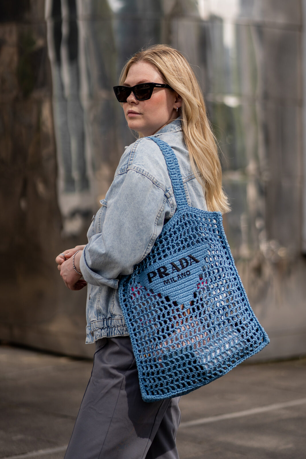 prada tote bag blau strandtasche street style outfit
