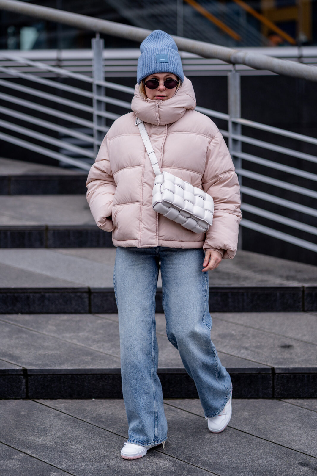 daunenjacke rosa outfit winter wide leg jeans fashion influencer
