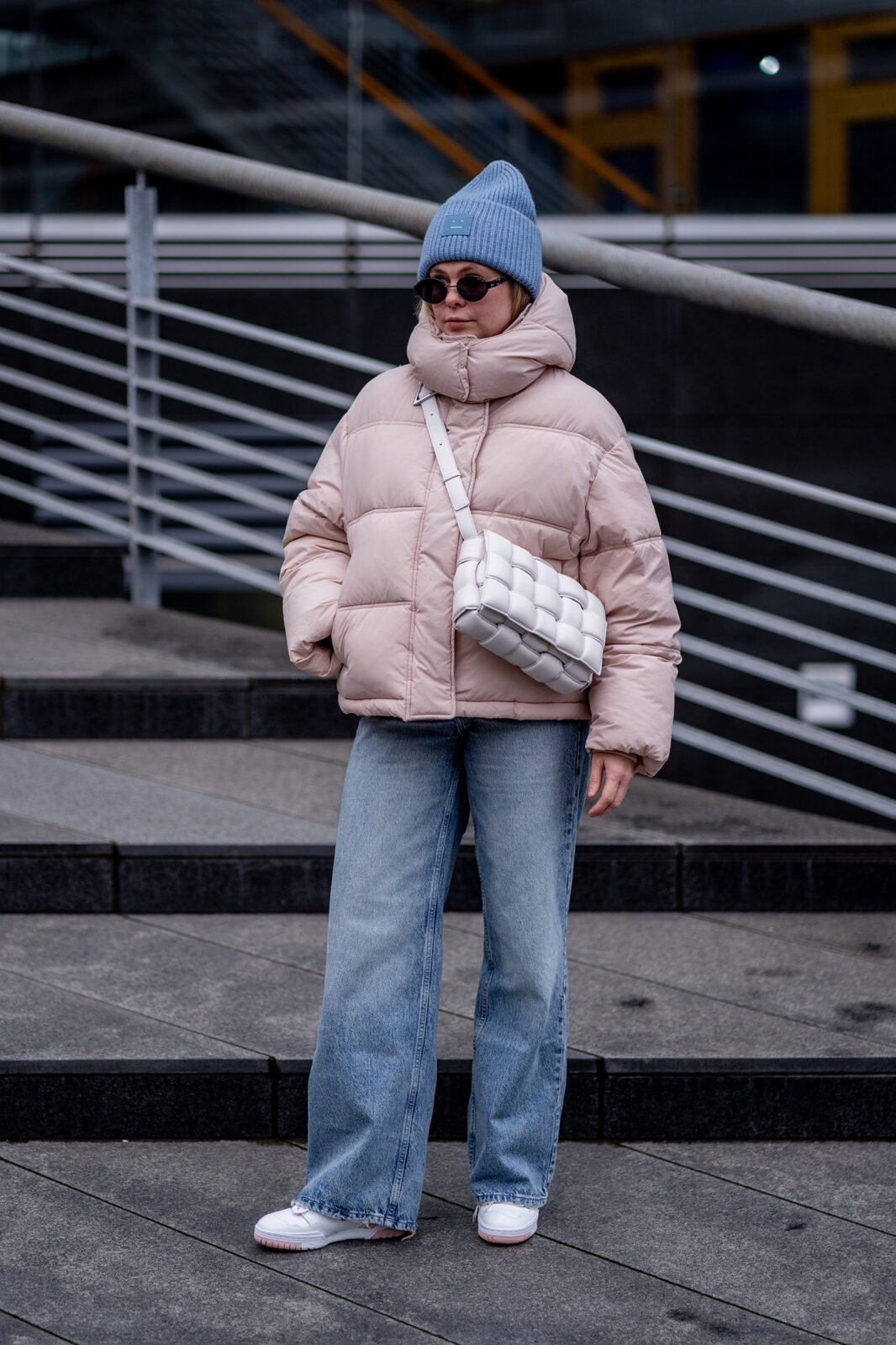 inga brauer fashion influencer düsseldorf outfit winter rosa daunenjacke
