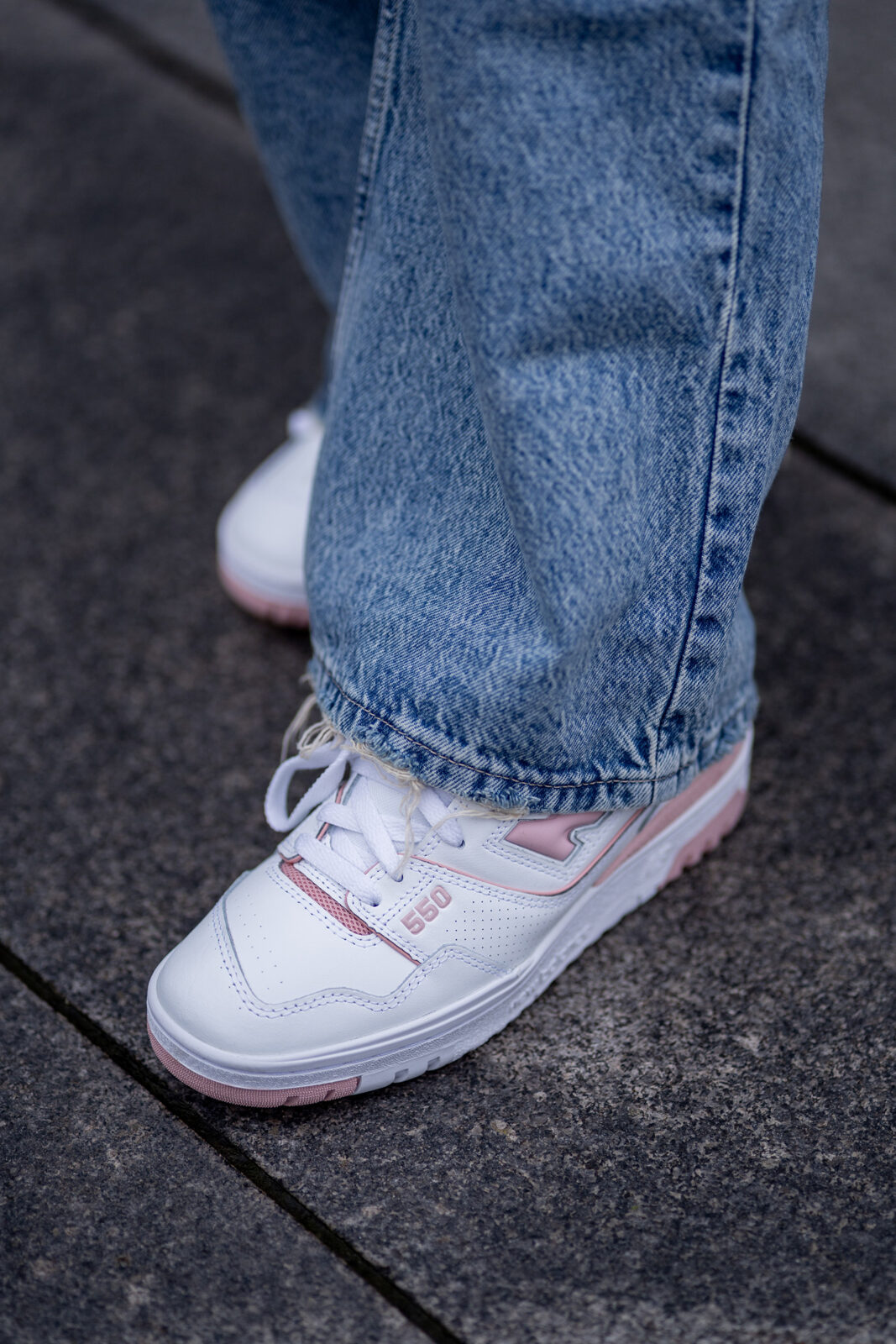 new balance 550 rosa sneaker outfit jeans sunnyinga