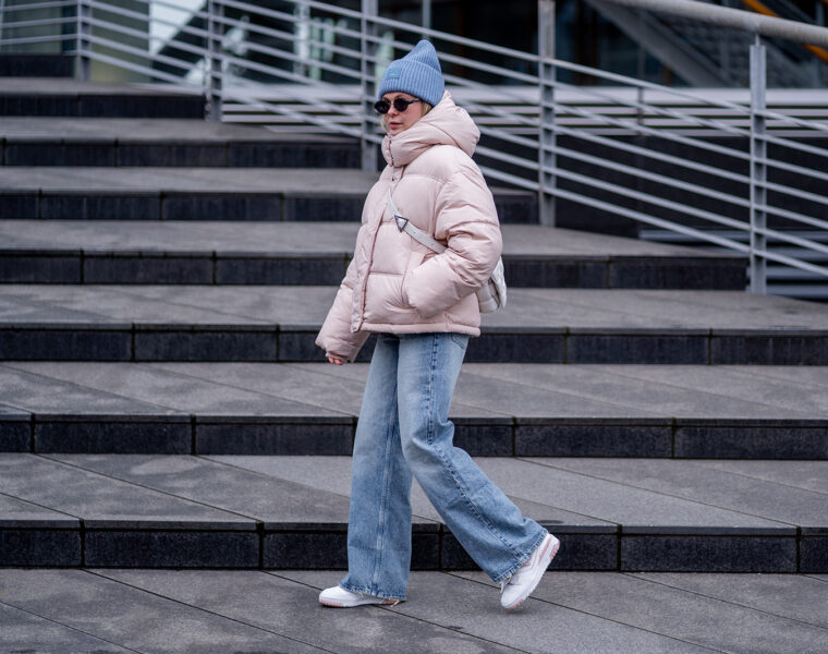 outfit rosa daunenjacke wide leg jeans winter acne beanie inga brauer