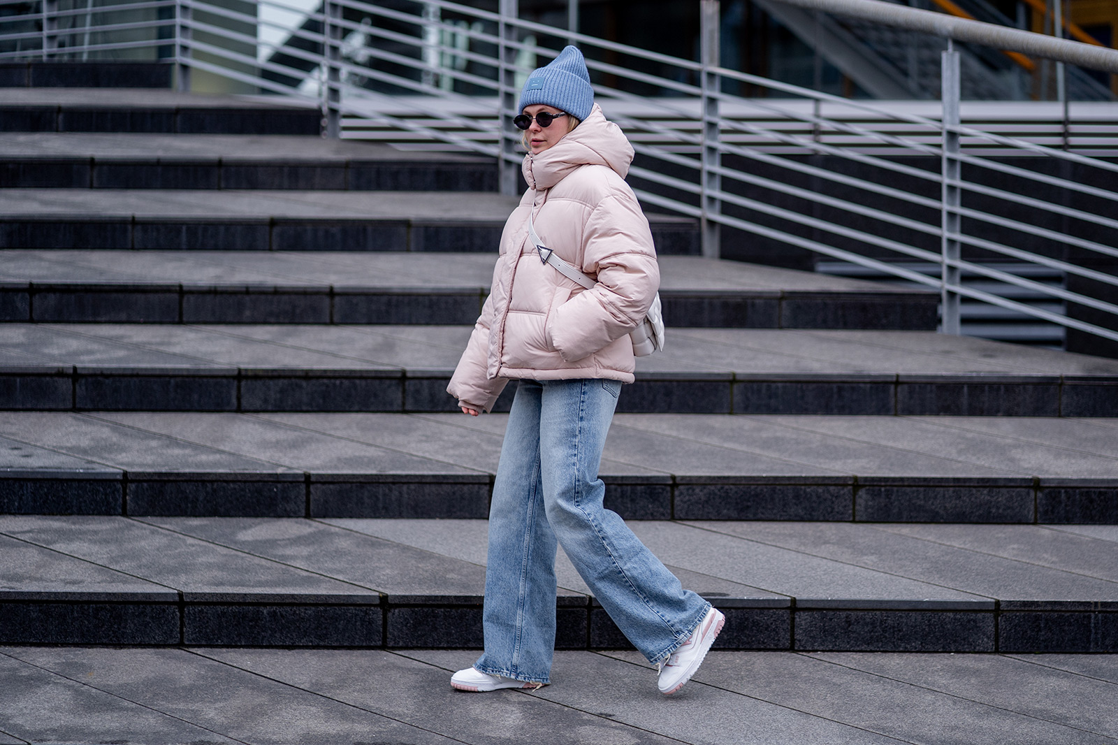 outfit rosa daunenjacke wide leg jeans winter acne beanie inga brauer