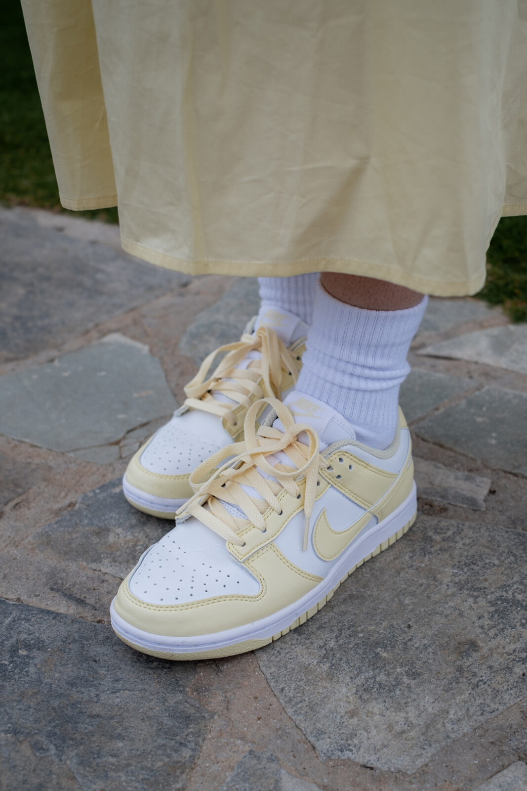 butter yellow nike dunk low schuhe outfit kleid