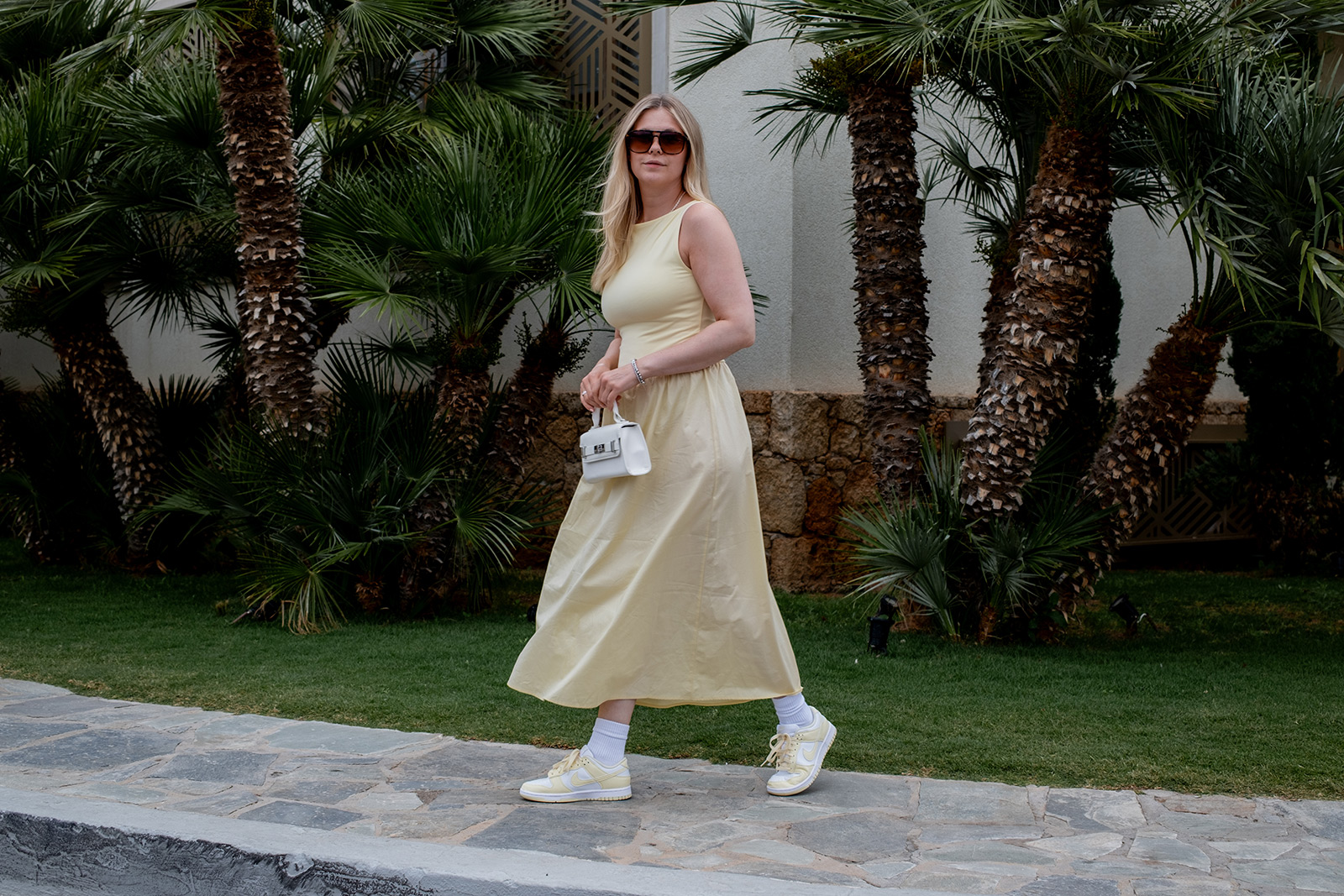 outfit kleid butter yellow trendfarbe sommer 2025 sunnyinga