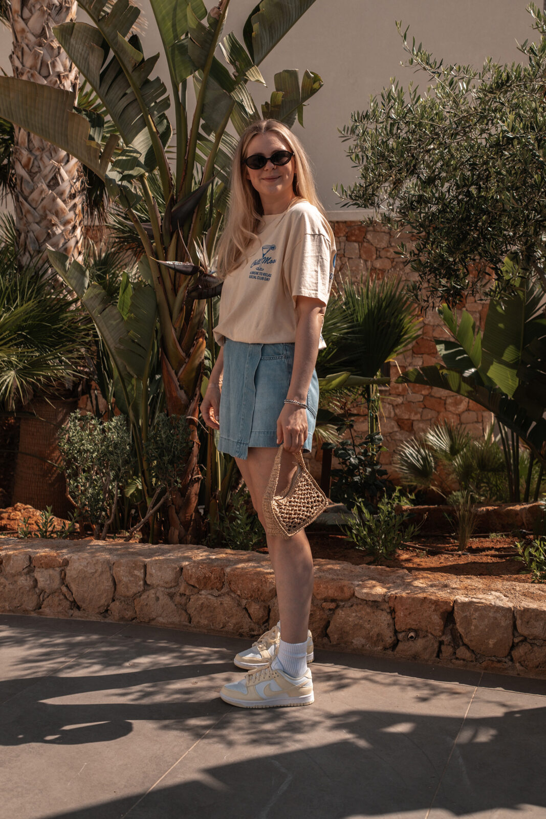 outfit sommerurlaub kreta jeans skort fashion influencer inga brauer