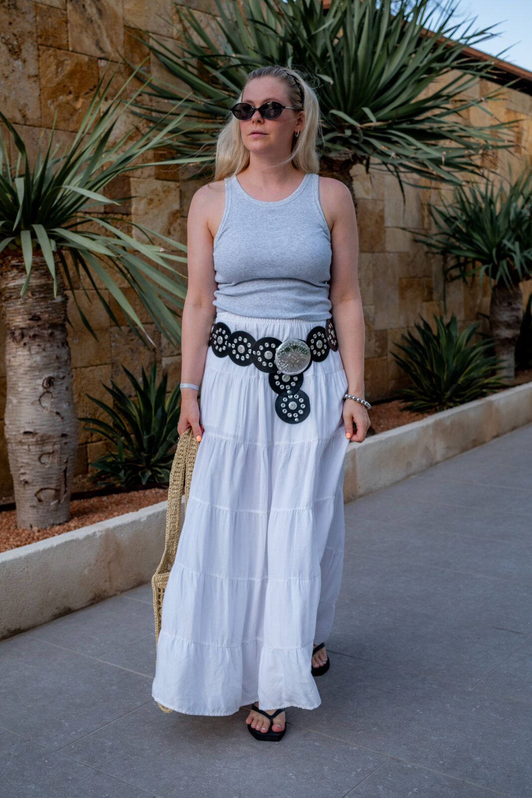 fashion influencer mallorca sommer outfit westerngürtel trend