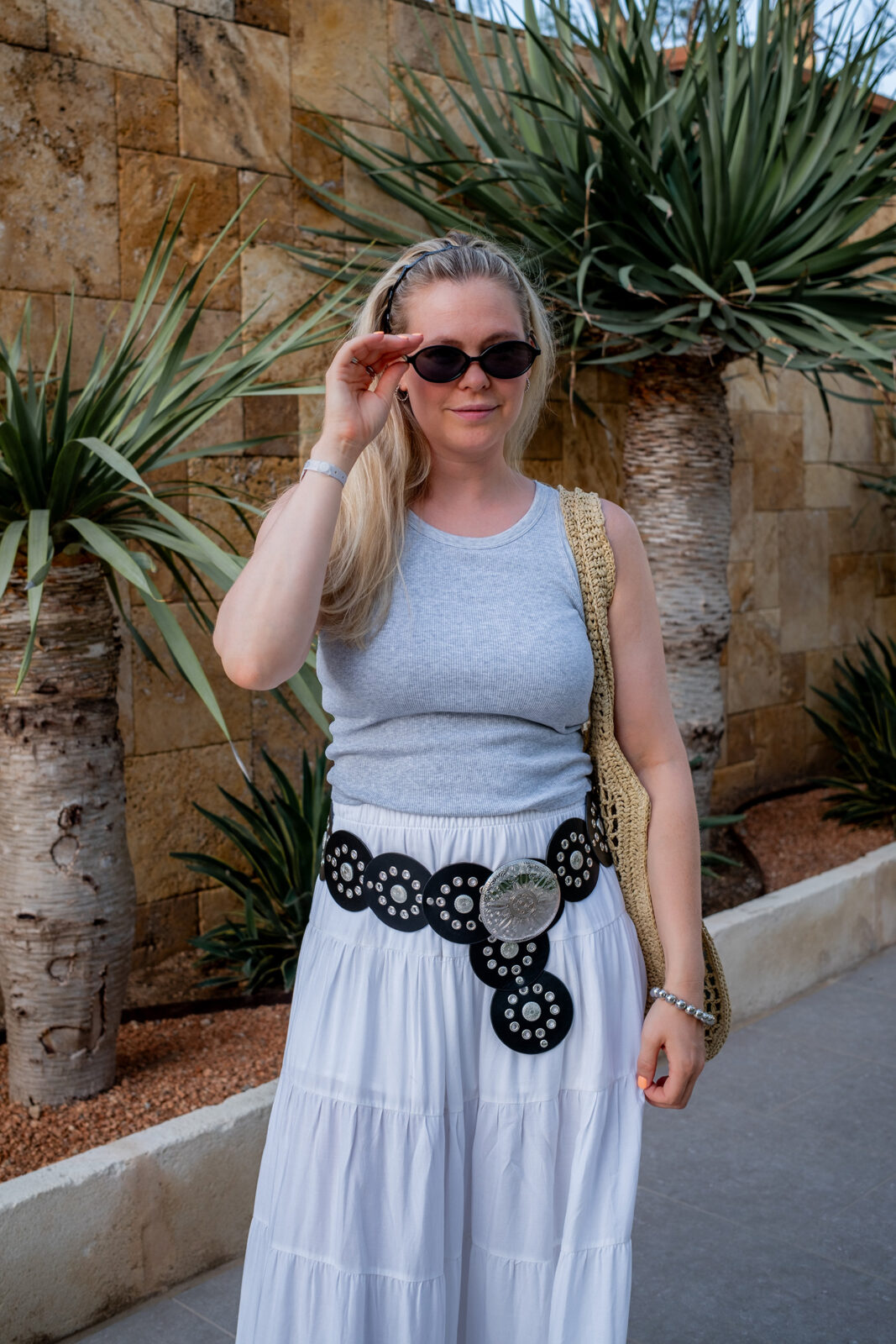 sunnyinga outfit sommer urlaub maxirock tanktop westerngürtel