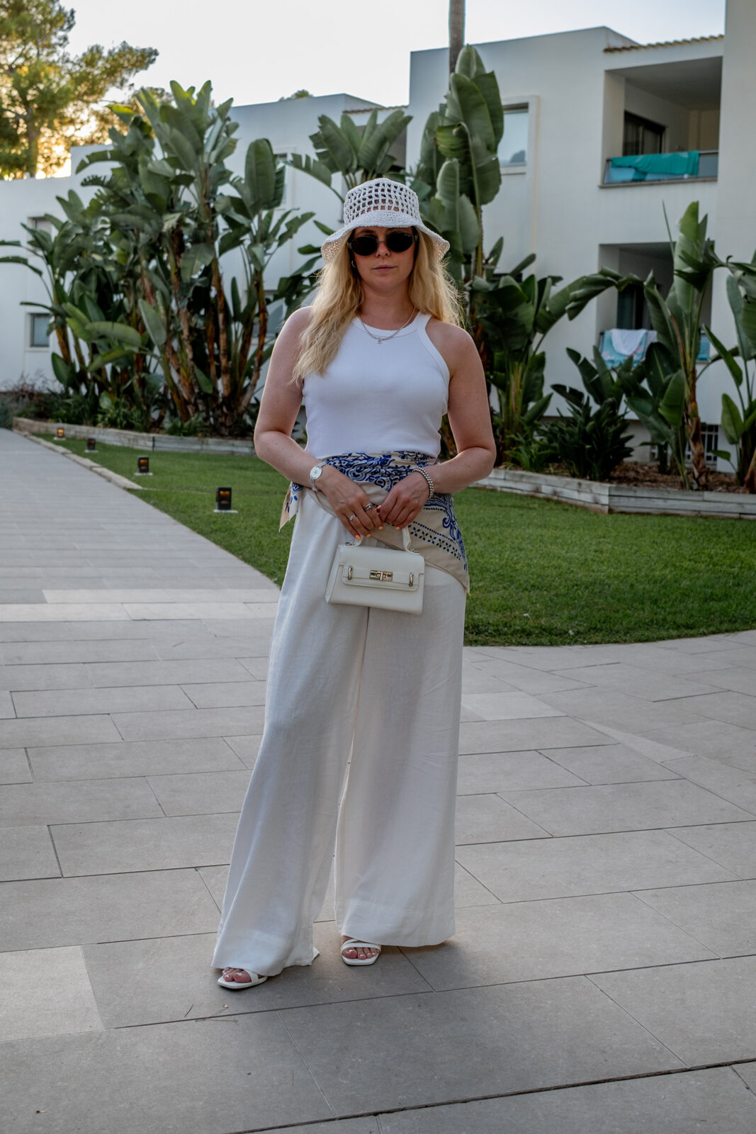 seidentuch hüfte outfit fashion influencer inga brauer urlaub sommer mallorca leinenhose weiß
