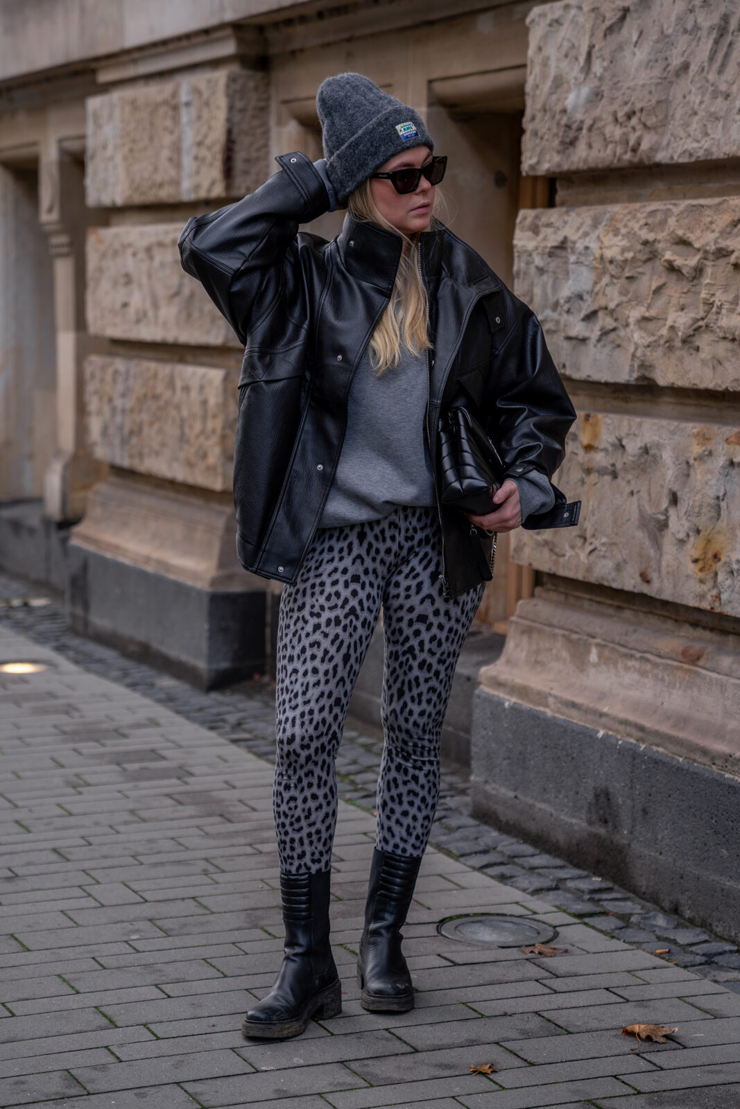 inga brauer fashion influencer düsseldorf oversize lederjacke outfit stylen herbst