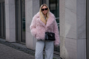 outfit felljacke rosa winter statement streetstyle fashion influencer sunnyinga