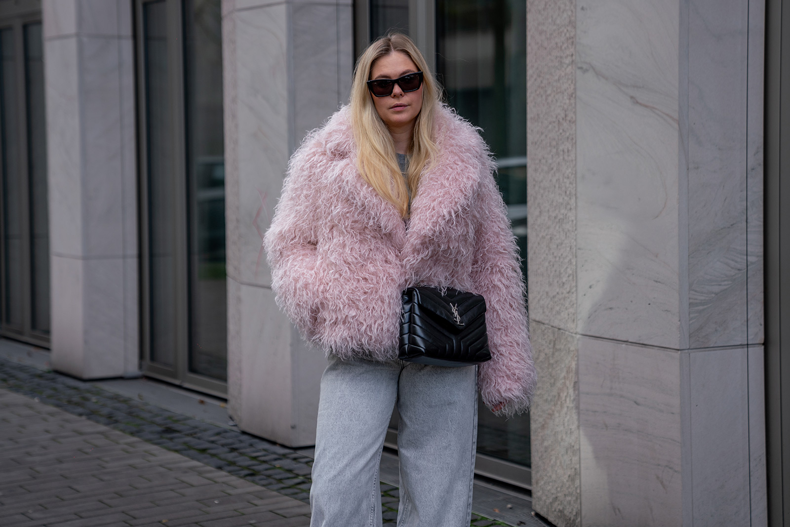 outfit felljacke rosa winter statement streetstyle fashion influencer sunnyinga