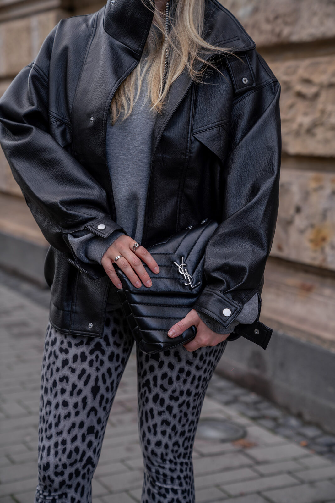 oversize lederjacke schwarz outfit inspo herbst sunnyinga