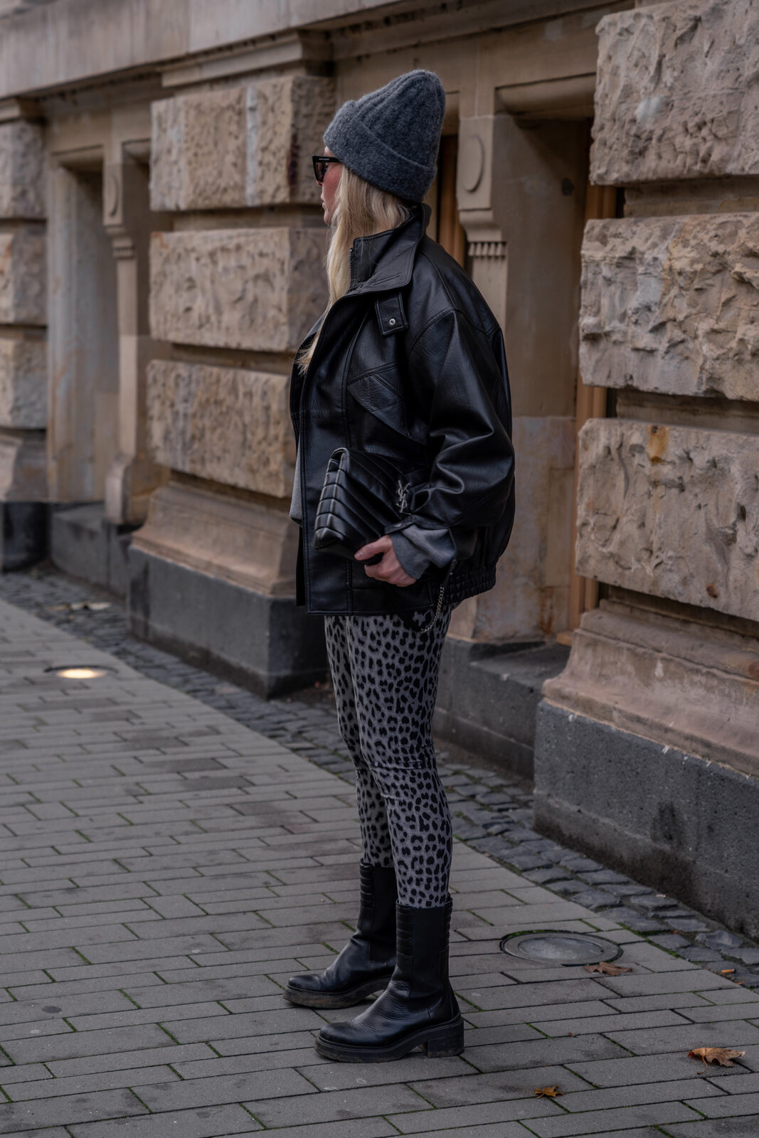 streetstyle outfit herbst lederjacke oversized leo leggings sunnyinga