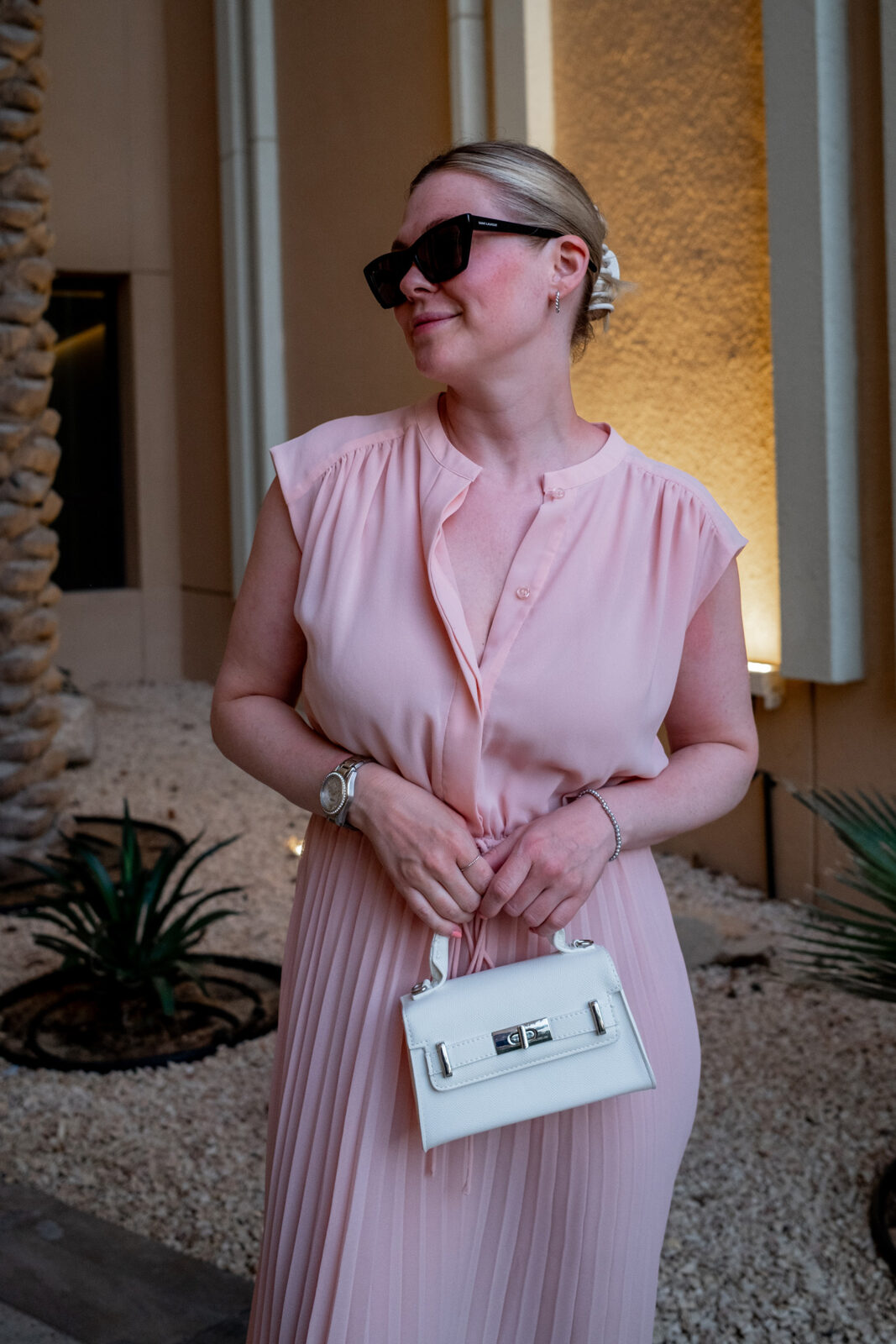 dinner outfit urlaub kleid rosa tasche weiß sonnenbrille