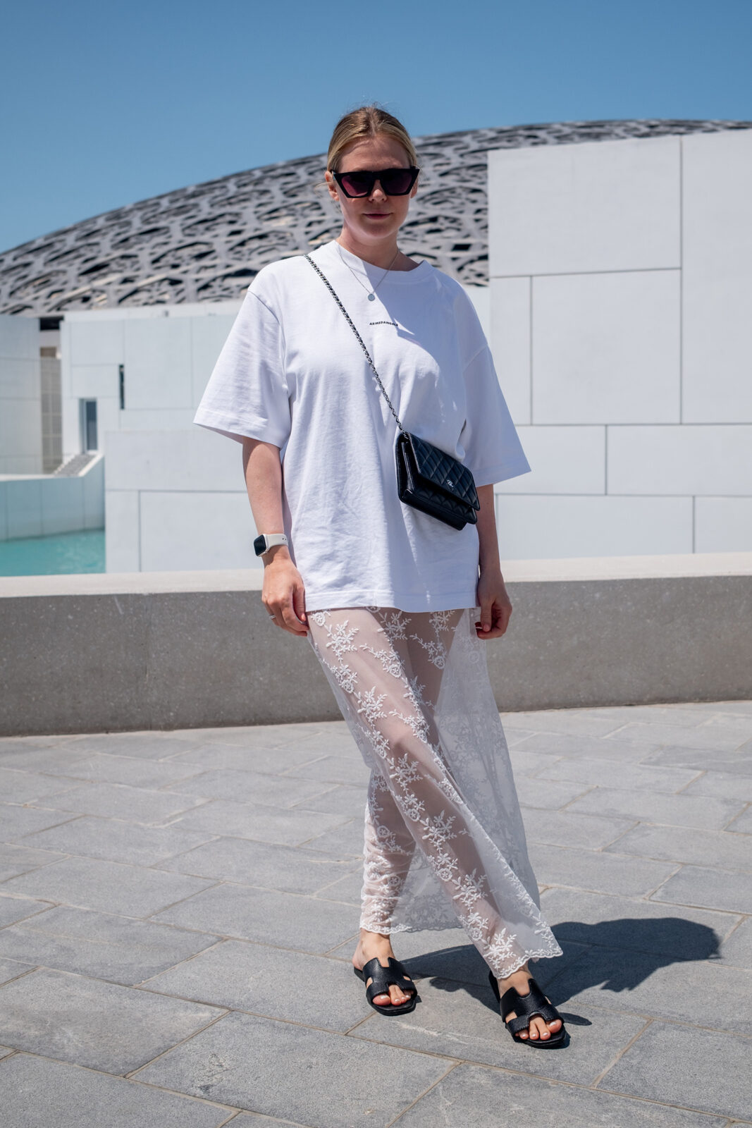 fashion influencer abu dhabi outfit spitzenrock weiß