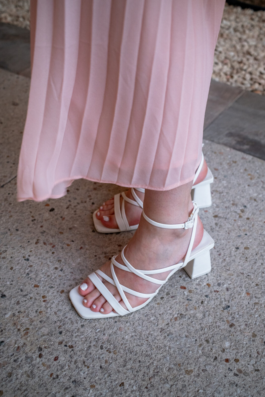 high heels weiß outfit kombinieren kleid