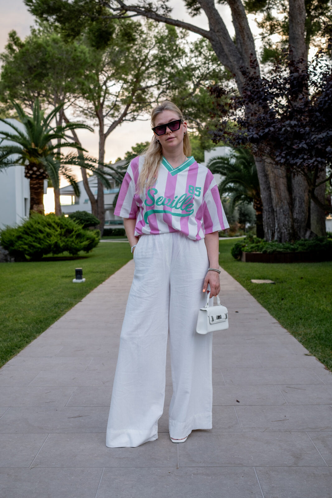 inga brauer fashion influencer mallorca outfit leinenhose sportshirt trikot retro design