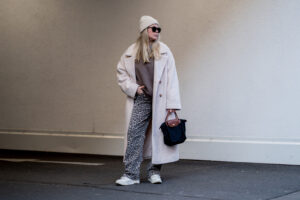 leo jeans outfit winter wollmantel sneaker fashion influencer inga brauer