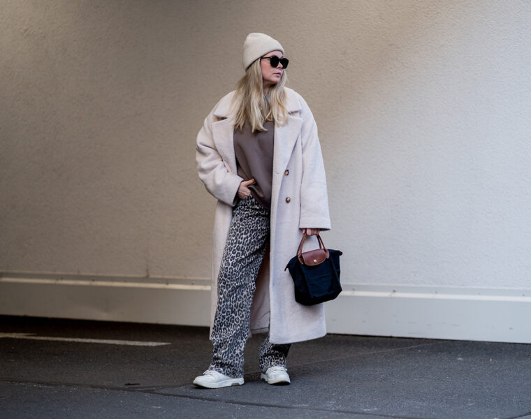 leo jeans outfit winter wollmantel sneaker fashion influencer inga brauer