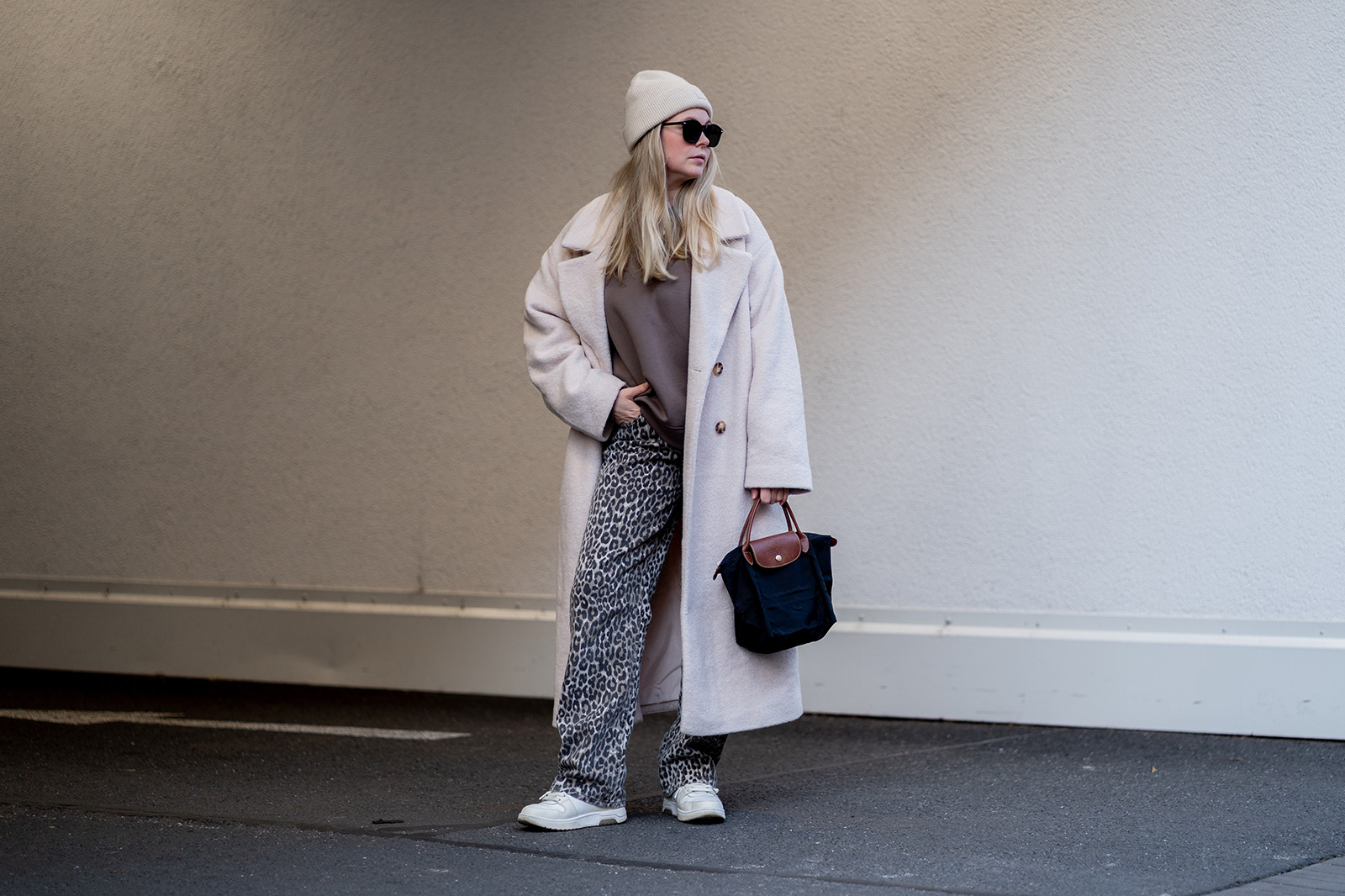 leo jeans outfit winter wollmantel sneaker fashion influencer inga brauer