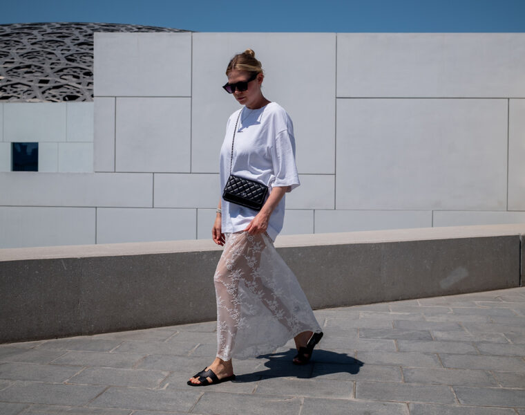 outfit spitzenrock kombinieren shirt sandalen sommertrend 2025 sunnyinga fashion blog