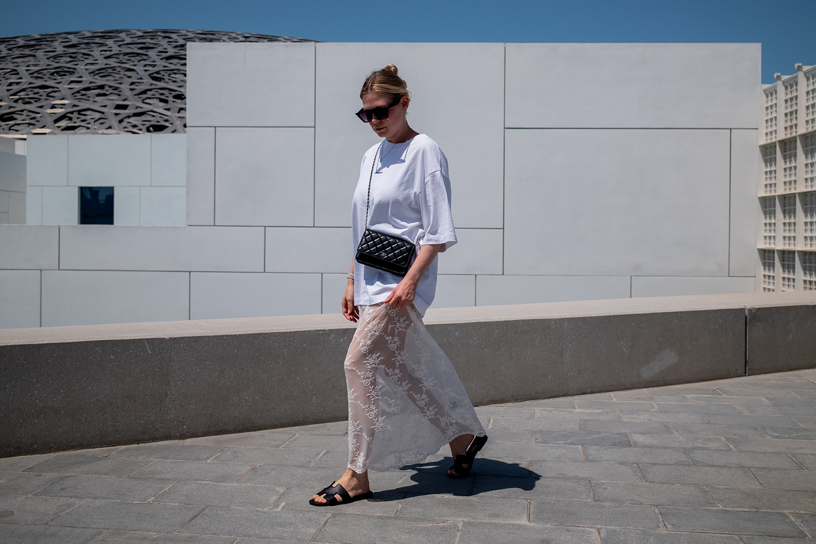 outfit spitzenrock kombinieren shirt sandalen sommertrend 2025 sunnyinga fashion blog